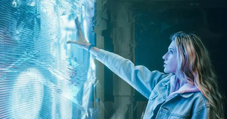 Mulher toca tela touch screen