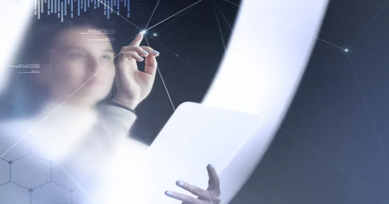 Mulher interage com tela transparente futurista, dados digitais e linhas de conexão.