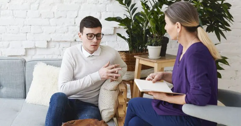 Por apoio à saúde mental, esse banco vai pagar terapia para pais e irmãos dos funcionários