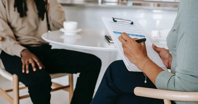 Recrutadora entrevistando candidato - dificuldade é identificar soft skills