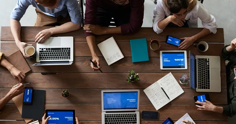 Pessoas trabalhando em uma mesa - soft skills estão em todos os momentos