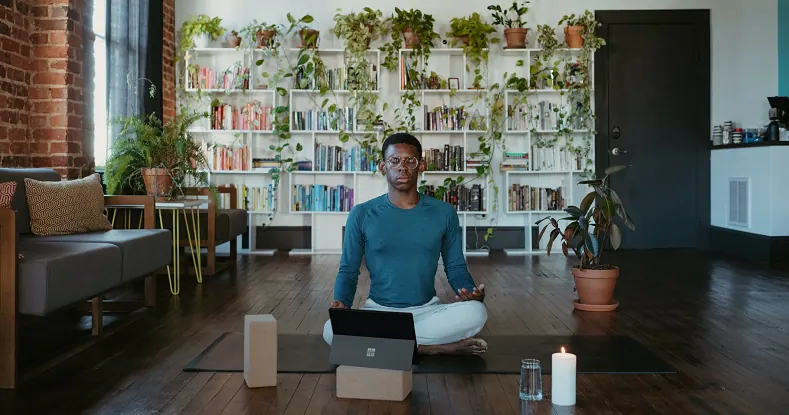 Homem meditando - saber lidar com a pressão é uma soft skill