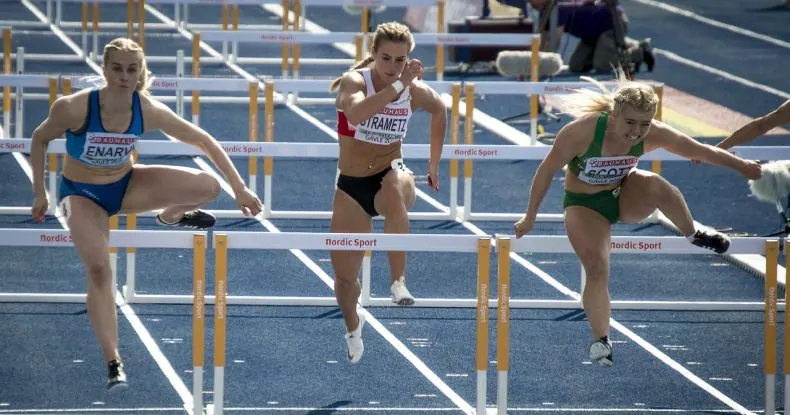 Mulheres correndo na pista de corrida