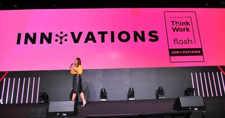A jornalista Christiane Pelajo explica a metodologia do Innovations