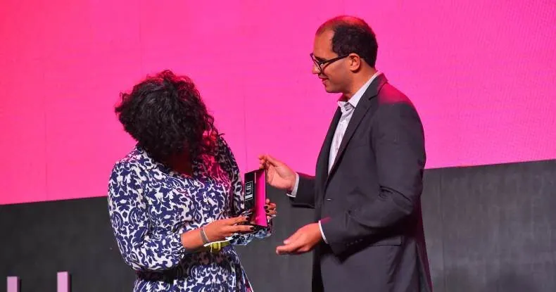 Flavia Porto, RH da Yara, recebe troféu de Matthias Wegener, head de pesquisas da Think Work