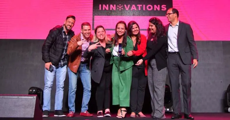 Equipe da Accenture reconhecida por seu projeto na categoria Diversidade
