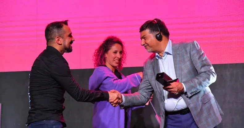 Projeto Pulpa, da Conta Azul, recebe troféu de Destaque do Ano de Raj Sisodia