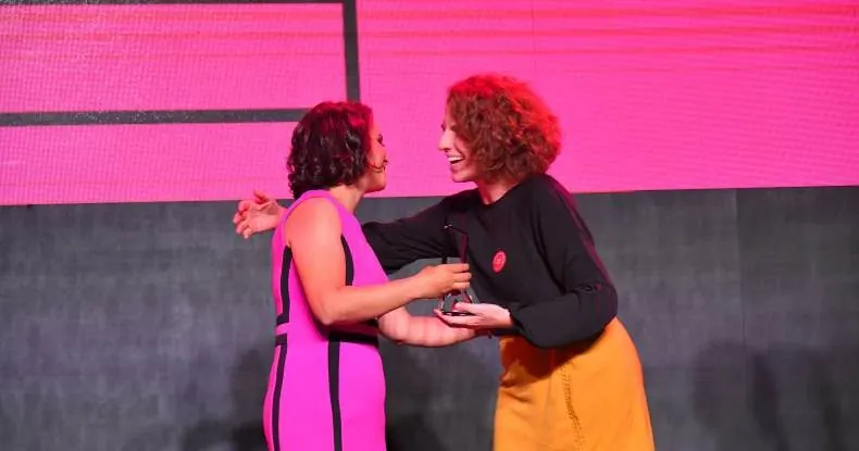 Daniela Moreira (à esq.) e Flavia Nardon, Diretora Global de Pessoas da Gerdau