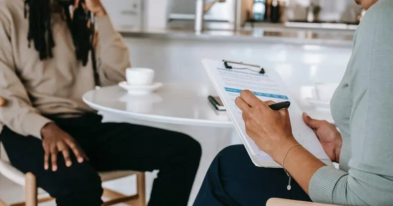 A identificação de hard skills e soft skills é uma das principais formas de fazer o recrutamento por competências (Imagem: Alex Green | Pexels)