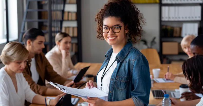 Os tipos de recrutamento de candidatos são: recrutamento interno, externo, misto e online (Imagem: Freepik)
