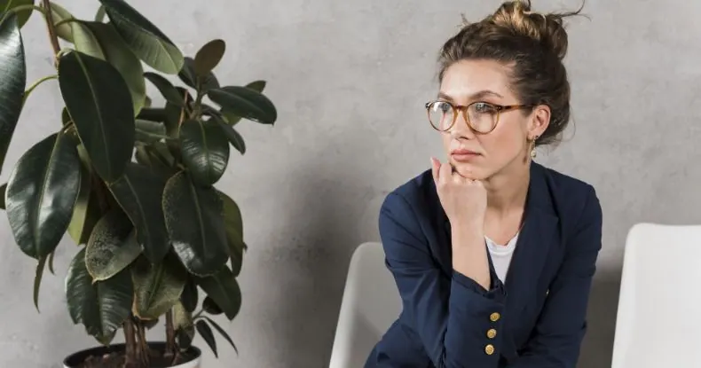 Absenteísmo no trabalho está relacionado a faltas do funcionário no ambiente laboral.