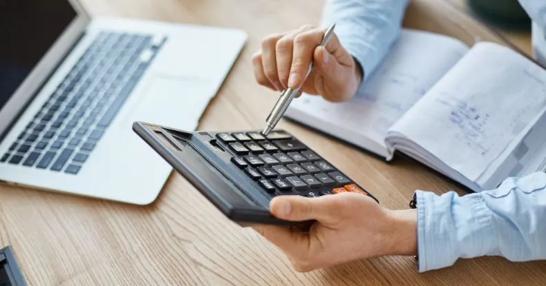 Além de metas, é importante adotar critérios e pesos na performance do funcionário para chegar à porcentagem ideal de PLR (Cookie_studio | Freepik)