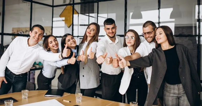 Um dos principais benefícios de oferecer a PLR é aumentar a satisfação dos trabalhadores, gerando expectativa de bons resultados em seus rendimentos ao longo do ano (senivpetro | Freepik)