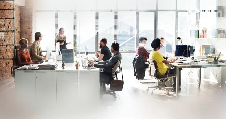 Enquanto empresas pressionam por presencial, híbrido prevalece