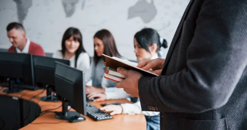 A capacitação profissional é o percurso percorrido para qualquer indivíduo que aspira o crescimento profissional (standret | Freepik)
