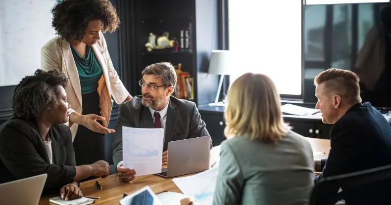 80% dos trabalhadores sentem ansiedade com reuniões diárias