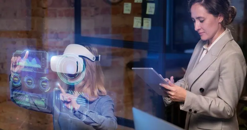 Duas mulheres em um escritório, uma usando óculos VR e a outra um tablet.