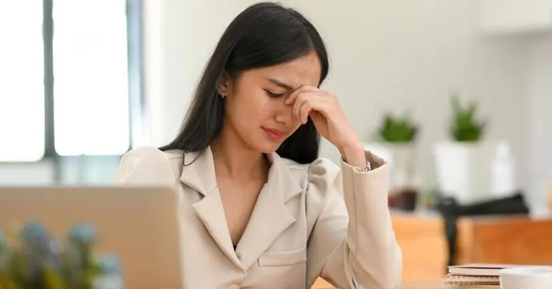 Mulheres millenials enfrentam declínio inédito no bem-estar e saúde