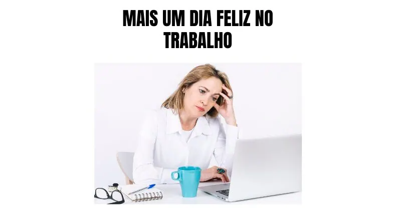 Mulher loira, com expressão cansada, sentada em frente a um laptop com uma caneca azul.