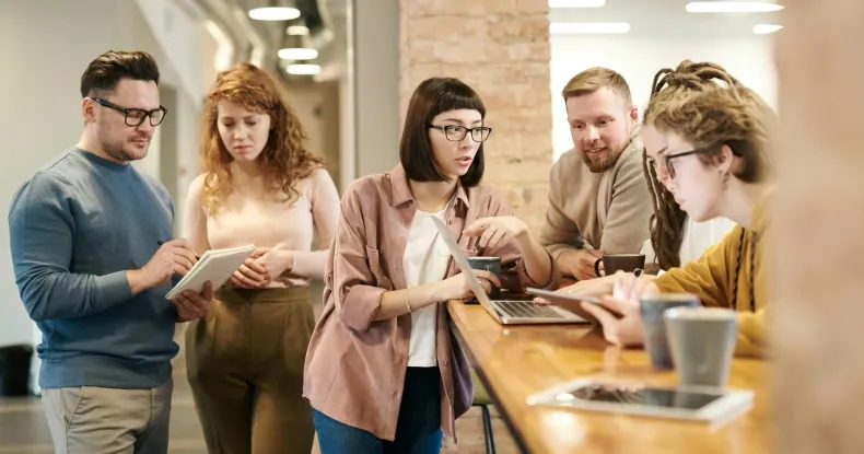 Comunicação entre gerações: como melhorar o diálogo no trabalho