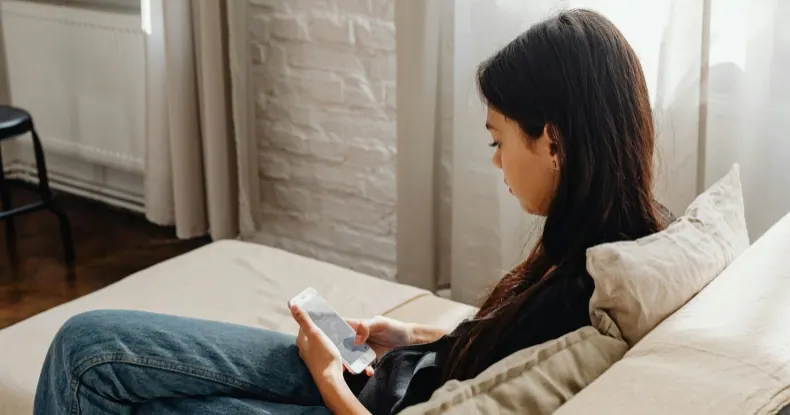 Uso compulsivo de telas é grande risco à saúde mental de jovens, aponta estudo