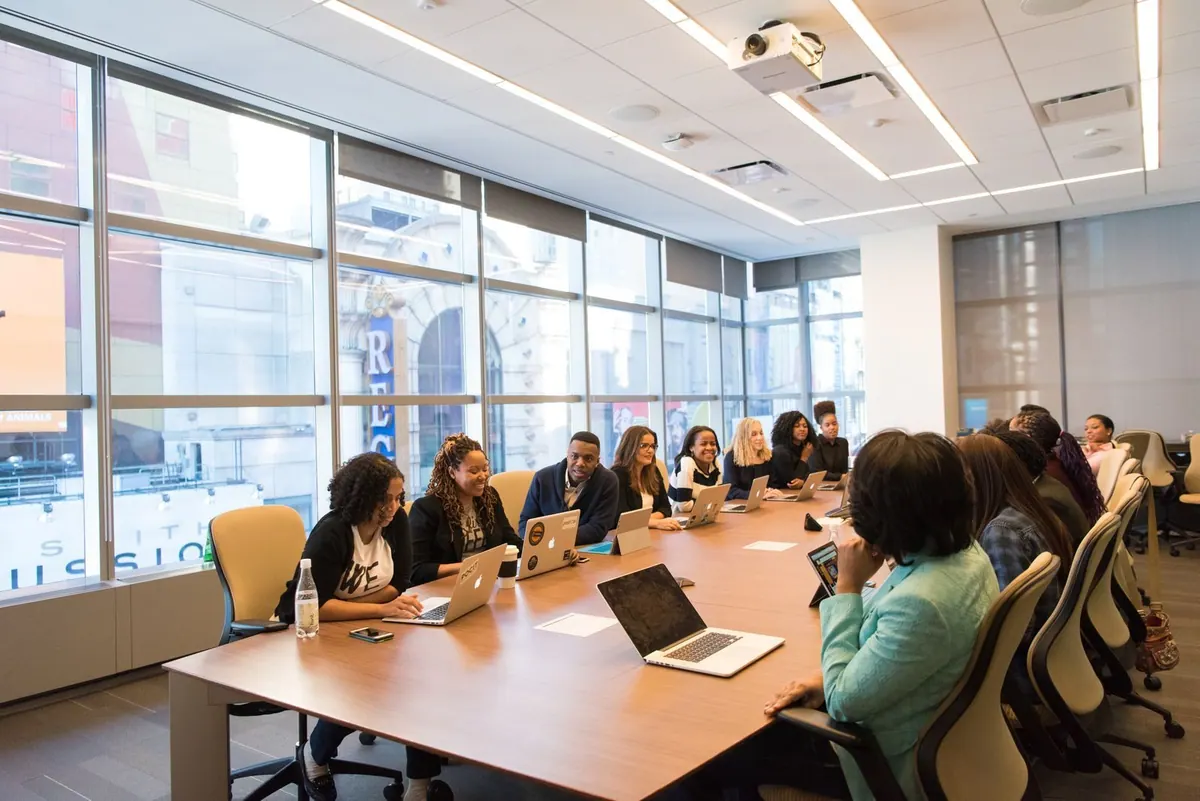 Líderes diversos em uma sala de reunião, colaborando para o futuro.