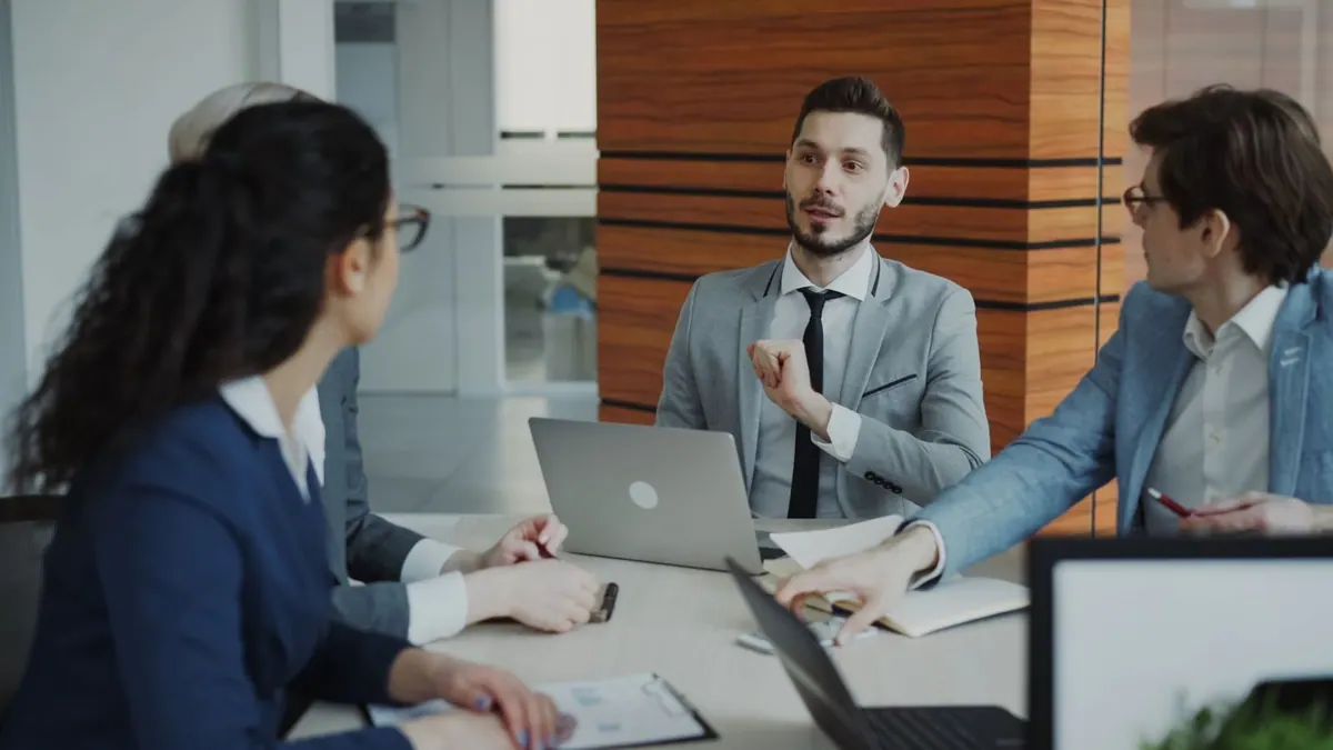 Equipe de negócios diversa em reunião no escritório moderno, discutindo estratégias.