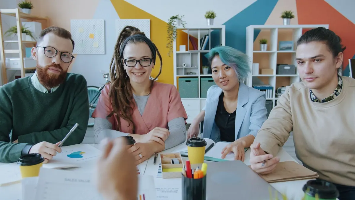 Equipe diversa e inclusiva em reunião de trabalho colaborativa