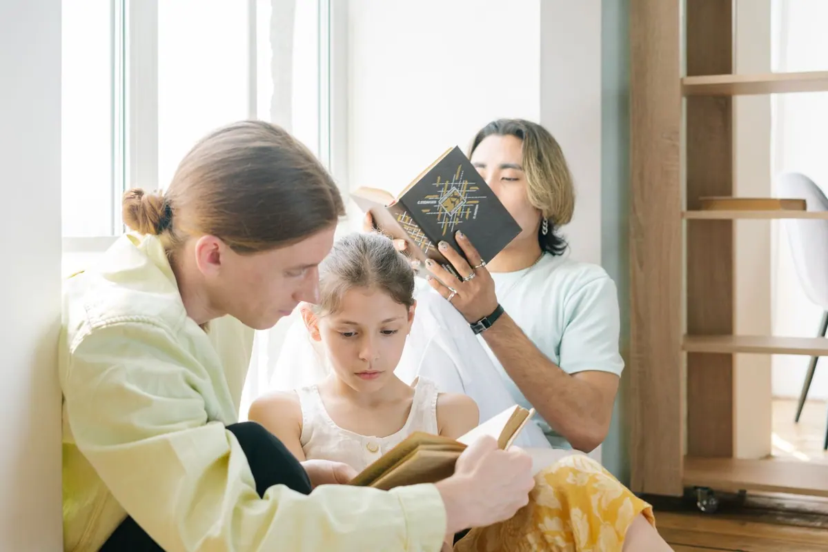 Família lendo livros juntos, simbolizando o cuidado parental e familiar.