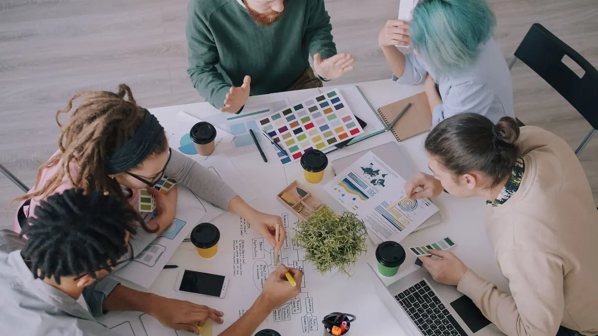 Equipe diversa em reunião de brainstorming, discutindo ideias e projetos inovadores.