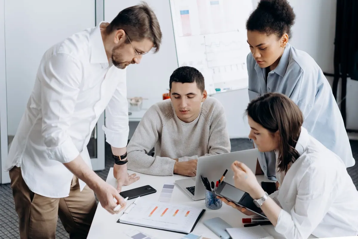 Equipe de RH analisando dados e gráficos em reunião de trabalho.