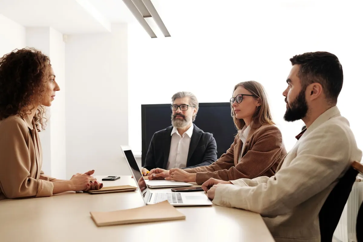 Pessoas em uma entrevista de emprego ou reunião de RH.