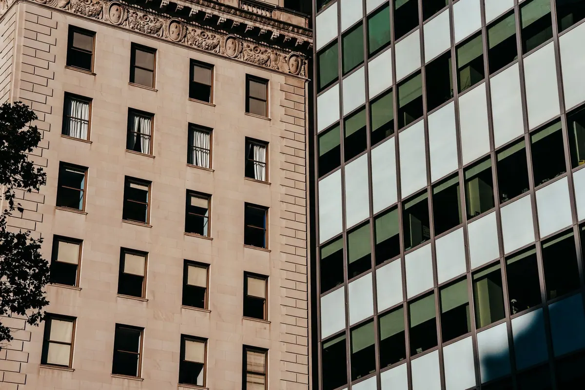 Fachada de edifícios residenciais e comerciais no centro da cidade.