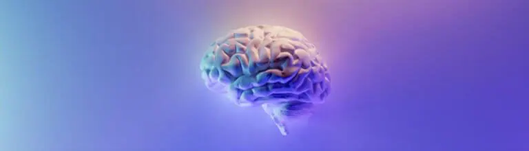 Cérebro humano 3D iluminado em tons de azul e roxo, flutuando.