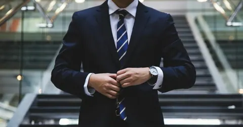 Homem de terno e gravata