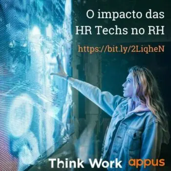 Mulher loira tocando tela de projeção futurista com dados azuis, representando tecnologia HR Tech.