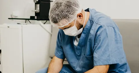 Exaustos e sobrecarregados: após covid-19 países veem debandada de médicos e enfermeiros