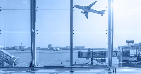 Avião decolando - Imigrantes qualificados não conseguem emprego
