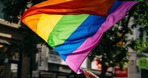 Profissionais LGBTQIA+ tendem a ganhar menos, revela pesquisa