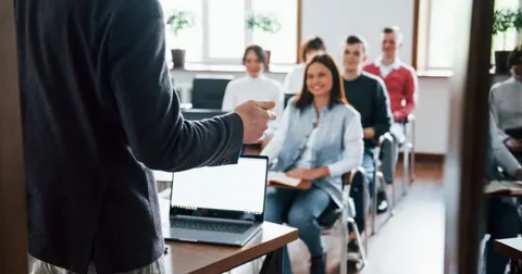 Companhias valorizam cada vez menos as formações tradicionais em tecnologia e passam a investir em cursos pontuais e certificações para os profissionais