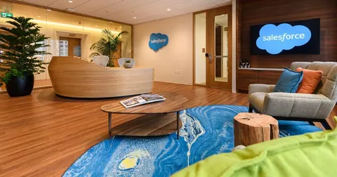 Imagem de um lugar que parece um escritório e o logo da Salesforce