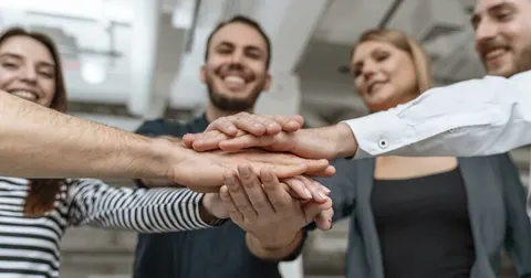 Funcionários se apoiam e valorizam ambientes que cuidam de manter equidade salarial.