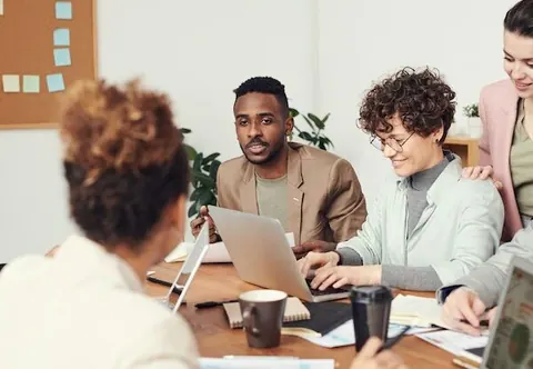 Pesquisa feita pela Executive Networks aponta que, para 46% dos funcionários, as empresas não estão fazendo nada para que o trabalho presencial compense