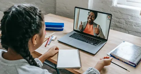 Em busca de companhia, profissionais transmitem suas rotinas ao vivo