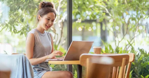 O que é trabalho híbrido? Vantagens, riscos e como implementar