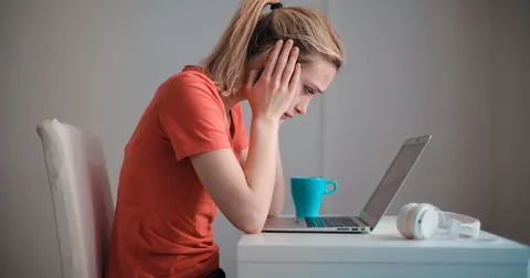 Quase dois terços das mulheres já sofreram assédio no trabalho
