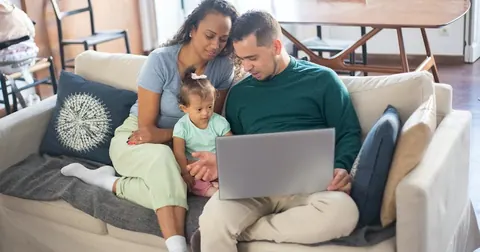 Trabalhadores com filhos relatam isolamento e ausência de benefícios