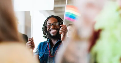 Um terço dos profissionais LGBTI+ está buscando um novo emprego