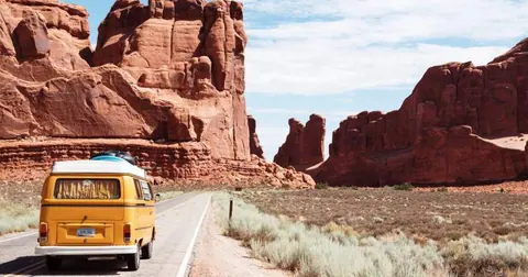 kombi amarela na estrada