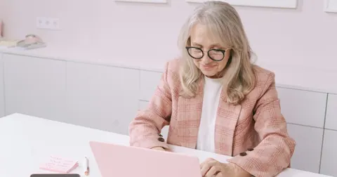 Geração X e Boomers estão desistindo do trabalho híbrido